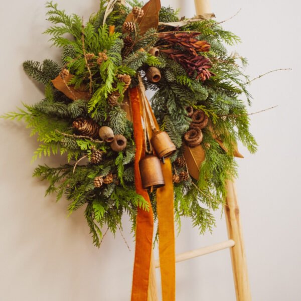 Spygliuočių šakų vainikas su oranžine juosta