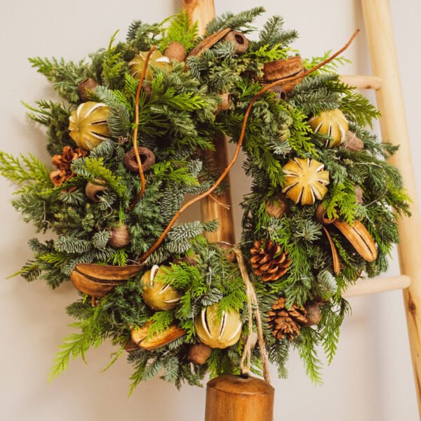 Spygliuočių šakų vainikas su citrusais