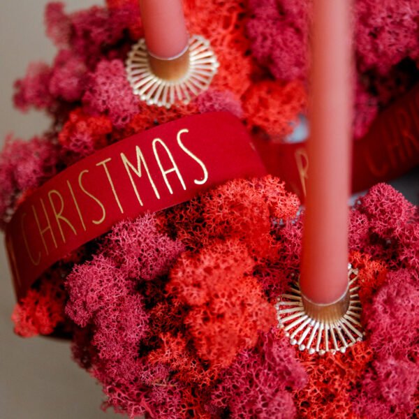 Raudonas advento vainikas