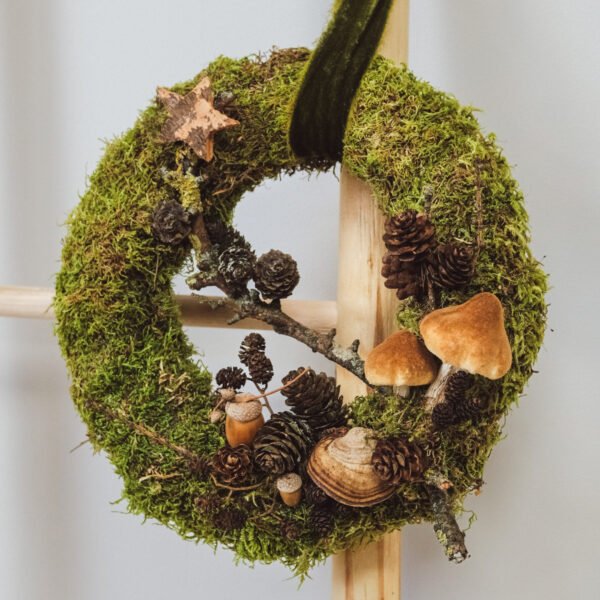 Samanų vainikas su miško gėrybėmis