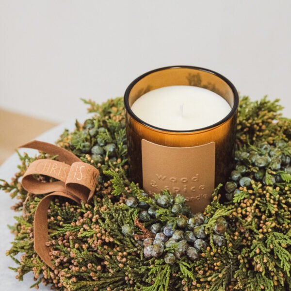 Miško stiliaus minimalistinis vainikas su žvake