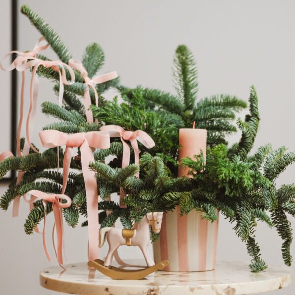 Kompozicija su rožiniais kaspinais