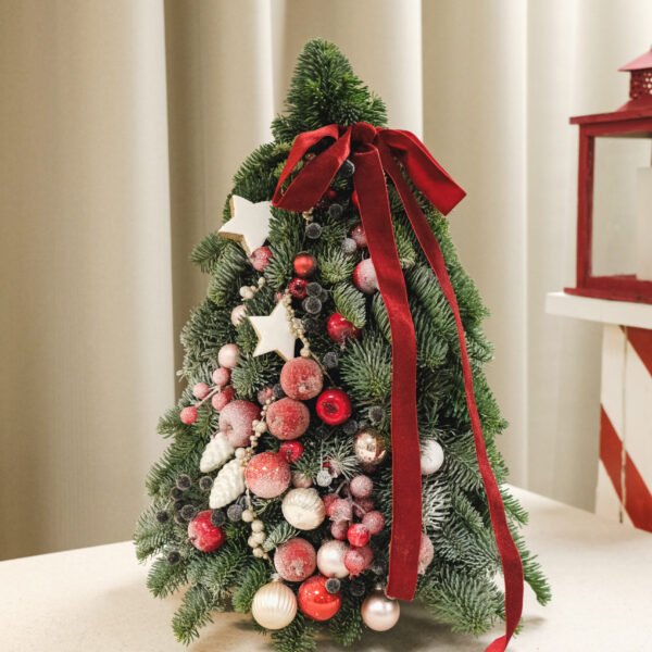 Kėnio Nobilis šakų eglutė su žaisliukais