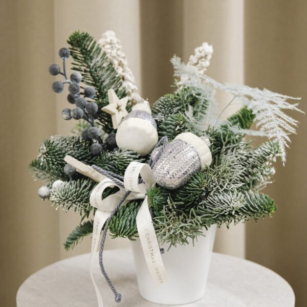 Kompozicija su sidabriniais akcentais