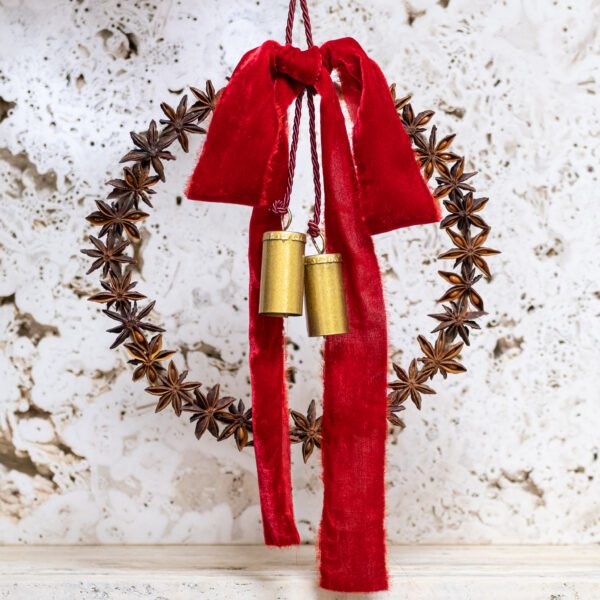 Žvaigždinio anyžiaus vainikėlis su raudonu kaspinu