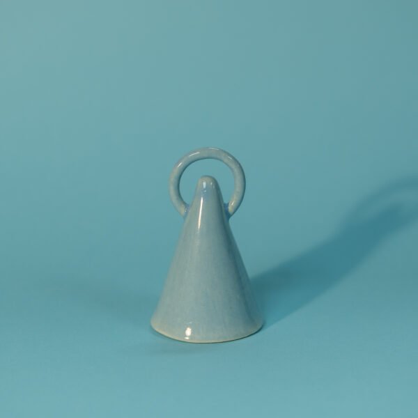 Švelniai žydras žvakių gesiklis