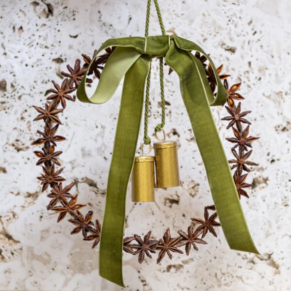 Žvaigždinio anyžiaus vainikėlis su žaliu kaspinu