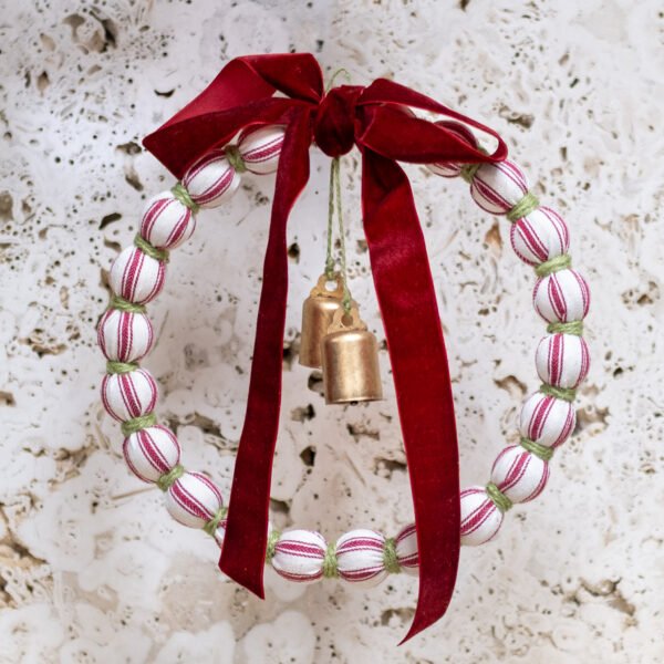 Kamuoliukų vainikėlis su raudonu kaspinu