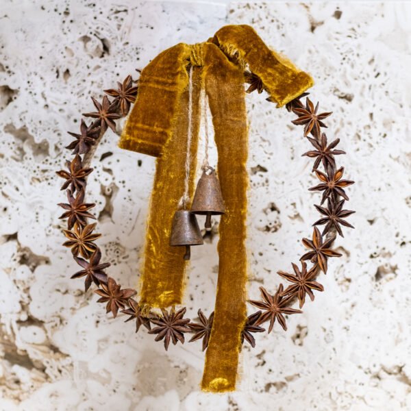 Žvaigždinio anyžiaus vainikėlis su rudu kaspinu