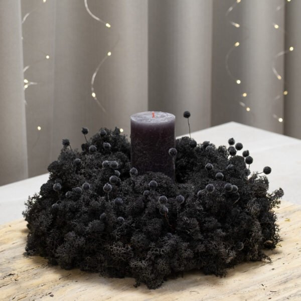 Juodas samanų vainikas