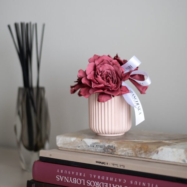 Stabilizuotų bordo gardenijų kompozicija – difuzorius su rausva vazele