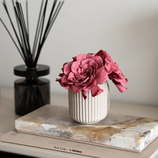 Stabilizuotų bordo gardenijų kompozicija – difuzorius su pilka vazele