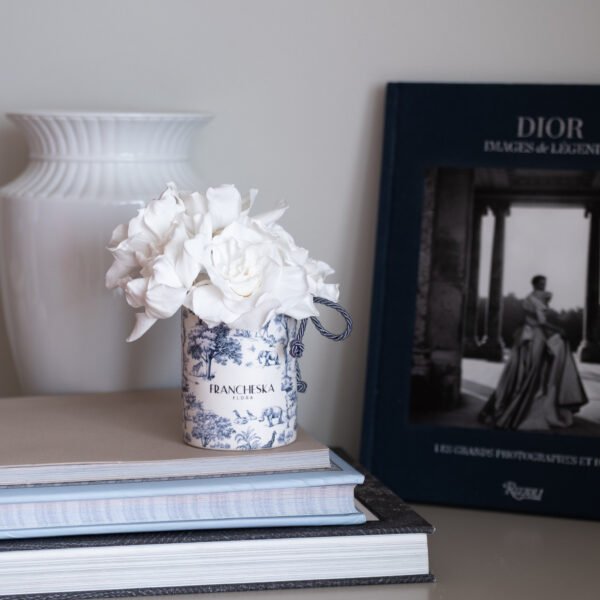 Kvapni stabilizuotų  5 baltų gardenijų kompozicija - difuzorius (mėlyna vazelė)