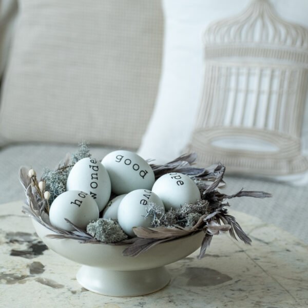 Velykinė kompozicija su natūraliais žąsų kiaušiniais.