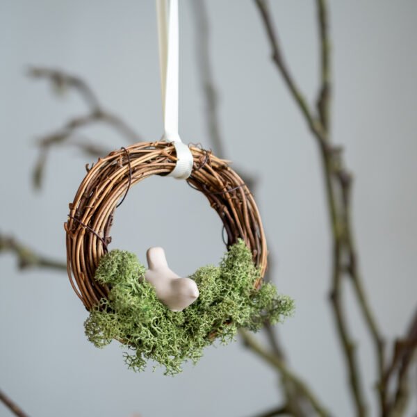 Vainikėlis su mažu paukščiuku